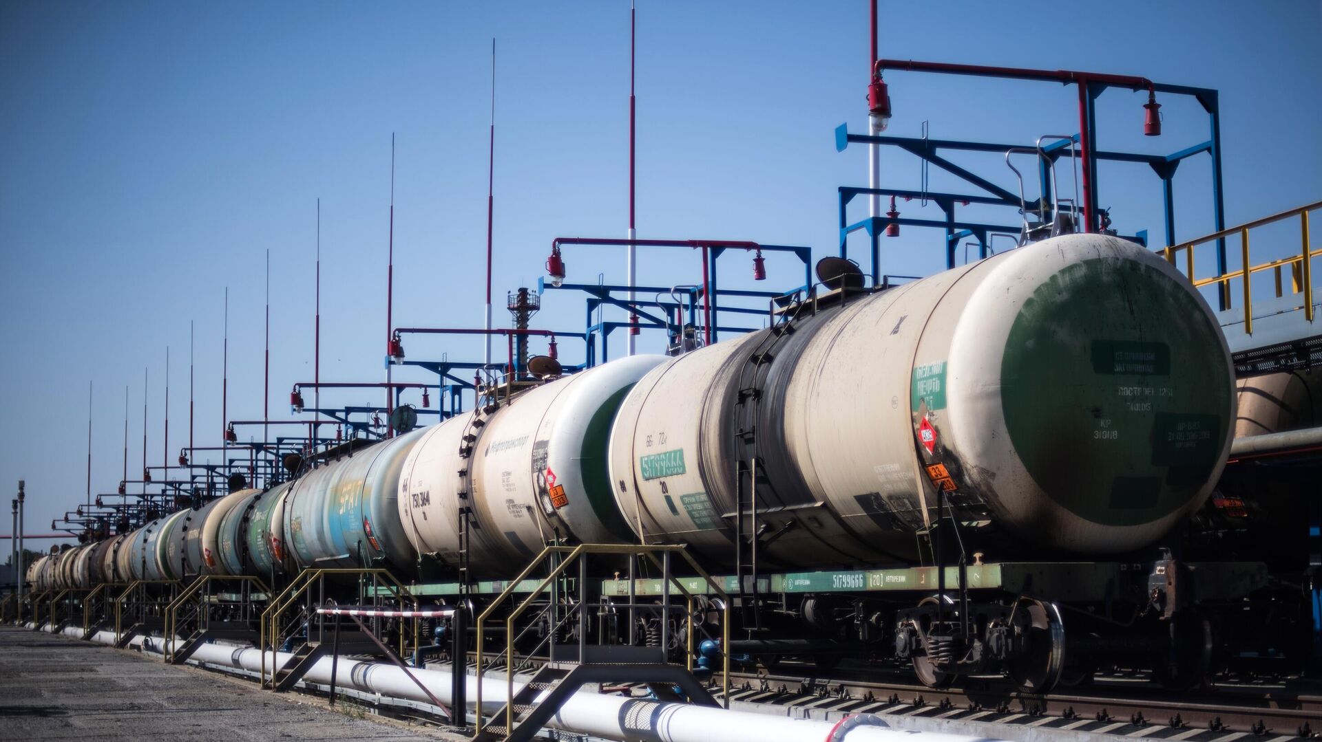 Цистерны на нефтебазе Цистерны на нефтебазе - РИА Новости, 1920, 06.04.2022