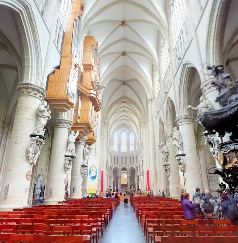 Cathedral of St Michael and St Gudula — Google Карты - Mozilla Firefox