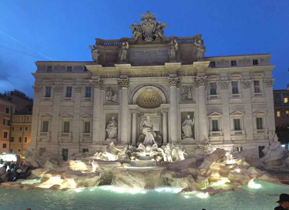 Знаменитый фонтан Треви в Ри