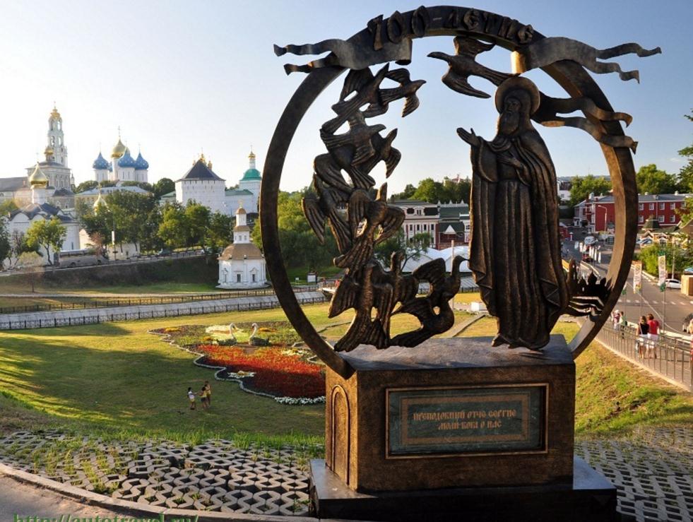 Скульптура Сергий и голуби Сергиев Посад