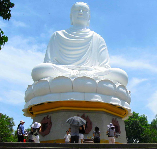 Длинная пагода Сон со статуями Будды